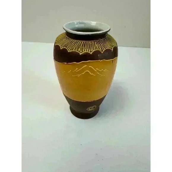 Vintage Satsuma Moriage Vase Japan Multi color 5” Signed Raised Gold Detail - Picture 4 of 9